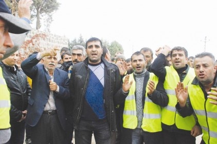 İşçiler alacakları için çatıya çıktı 