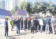 İşçiler yine yolu kapatınca polis müdahale etti