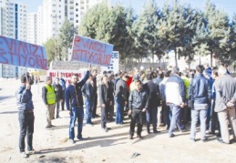 İşçiler yine yolu kapatınca polis müdahale etti