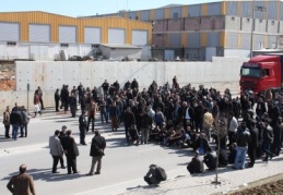 İşçiler yolu kapattı