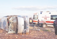 İşçileri taşıyan midibüs takla attı