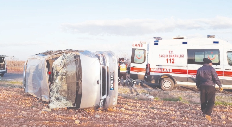 İşçileri taşıyan midibüs takla attı
