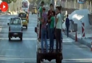 İşçilerin kamyonetin kasasında tehlikeli yolculuğu