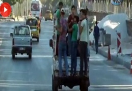 İşçilerin kamyonetin kasasında tehlikeli yolculuğu