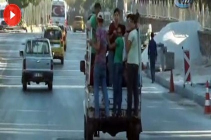 İşçilerin kamyonetin kasasında tehlikeli yolculuğu