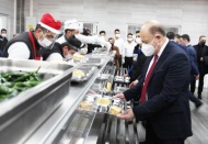 İşçilerle yemek yedi