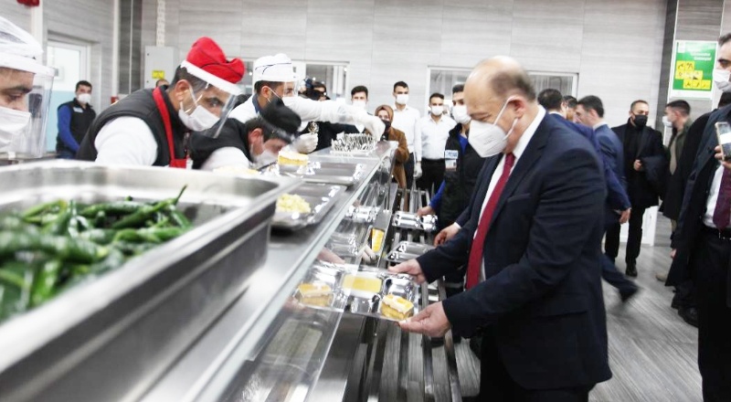 İşçilerle yemek yedi