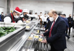 İşçilerle yemek yedi