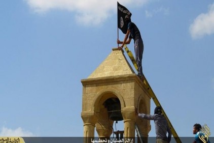 IŞİD, Irak&#8217;ta bir kiliseyi yıktı