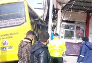 Işık ihlali yapan halk otobüsü işyerine daldı