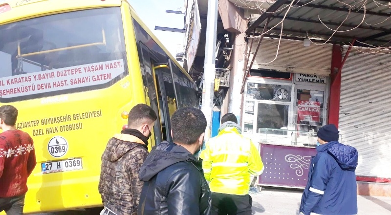 Işık ihlali yapan halk otobüsü işyerine daldı