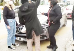 Işıklarda duran genç kızın aracına çarpıp kaçtı