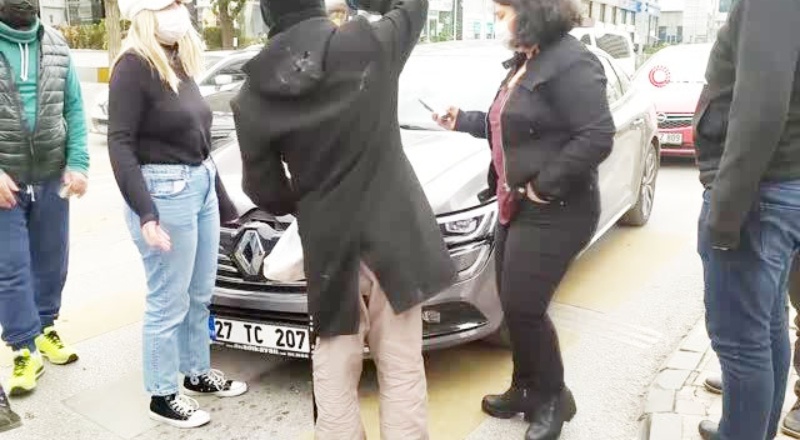 Işıklarda duran genç kızın aracına çarpıp kaçtı