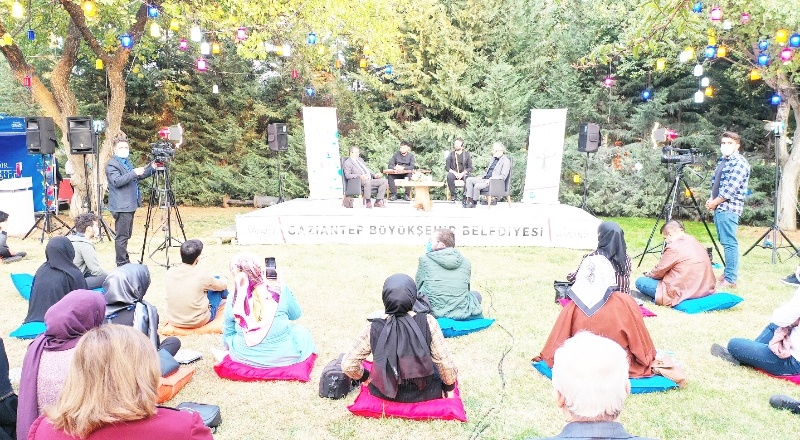 İskender Pala Zoom üzerinden evlere konuk olacak