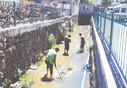 İslahiye Belediyesi, dereleri ıslah ediyor