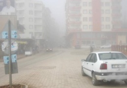 İslahiye ilçesinde etkili olan sis, trafiği olumsuz etkiledi.