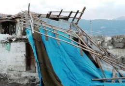 İslahiye ilçesinde şiddetli rüzgar, bir ahırın çatısını uçurdu