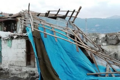 İslahiye ilçesinde şiddetli rüzgar, bir ahırın çatısını uçurdu