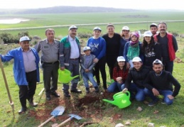 İslahiye MYO öğrencilerinden anlamlı proje Down sendromlu öğrencilerle ağaç diktiler