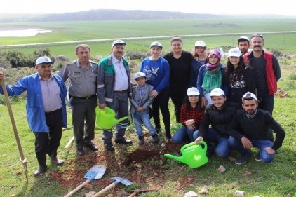 İslahiye MYO öğrencilerinden anlamlı proje Down sendromlu öğrencilerle ağaç diktiler