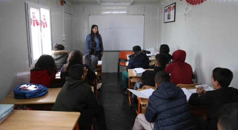 İslahiye ve Nurdağı’nda öğrencilere çanta ve kırtasiye malzemesi dağıtıldı