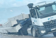 İslahiye'de beton blok yüklü tır devrildi