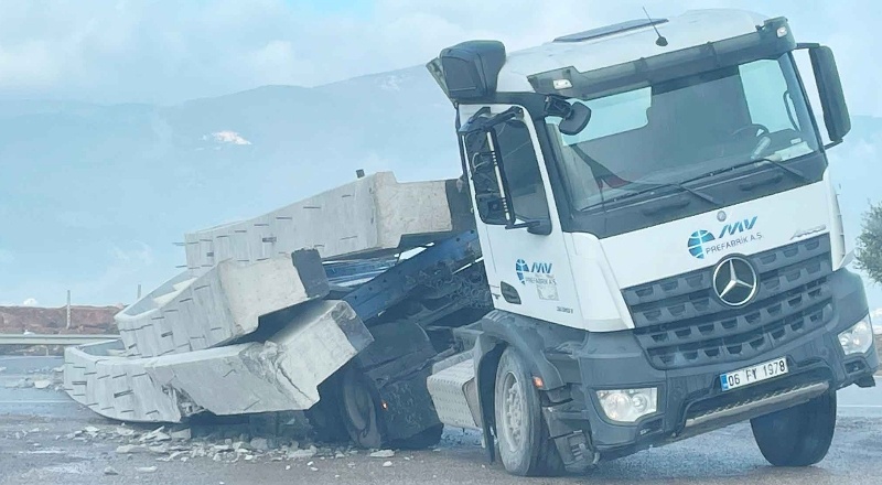 İslahiye'de beton blok yüklü tır devrildi