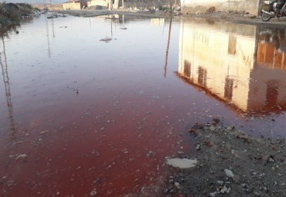 İslahiye’de bir biber fabrikasının rögarı tıkanınca, mahalleyi kırmızı biber suyu bastı