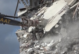 İslahiye'de enkaz kaldırma ve bina yıkım işlemleri sürüyor