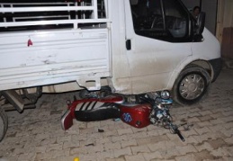 İslahiye'de kamyonet altına giren motosiklet sürücüsü yaralandı.