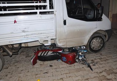 İslahiye'de kamyonet altına giren motosiklet sürücüsü yaralandı.