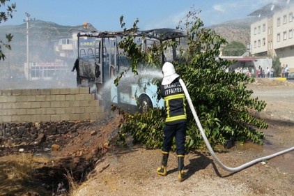 İslahiye&#039;de, seyir halindeki bir şehir içi dolmuşu alev alev yandı.