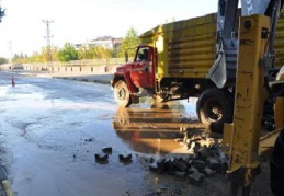 İslahiye’de su borusu patladı yollar nehre döndü