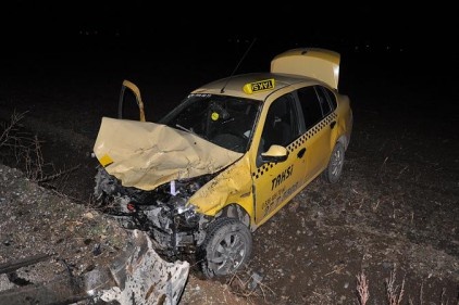 İslahiye’de ticari taksi ile otomobilin çarpıştığı kazada 3 kişi yaralandı
