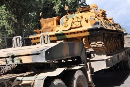 İslahiye&#039;den sınır bölgesine tank ve zırhlı araç sevkıyatı 