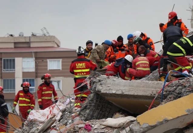 İspanyol ekip 106 saat sonra 2 çocuğu, 108 saat sonra çocukların annesini kurtardı