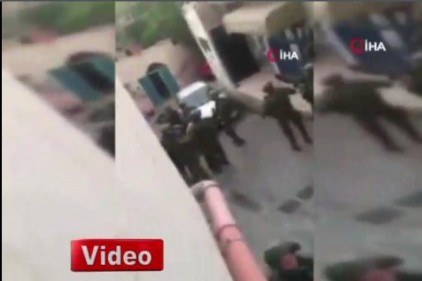 İsrail barbarlığı kamerada! Evlerini basarak gözaltına aldılar
