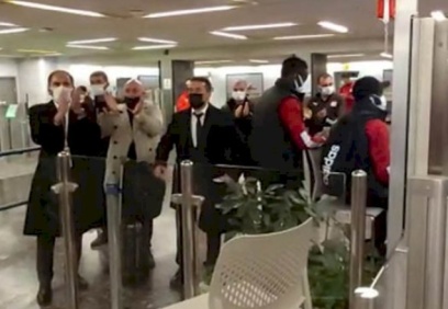 İsrail'den Türkiye'ye dönen Sivasspor kafilesinden havalimanında alkışlı protesto