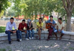 İşsiz gençler, park köşelerini mesken edindi