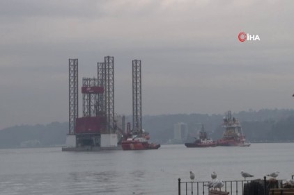 İstanbul Boğazı dev petrol platformu geçişi nedeniyle trafiğe kapatıldı