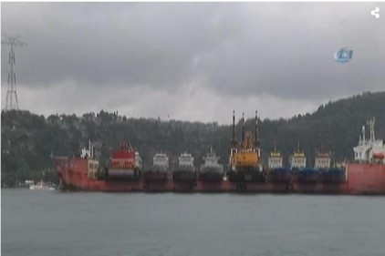 İstanbul Boğazı&#8217;nda ilginç görüntü
