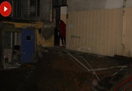 İstanbul Maltepe'de bir binanın giriş merdiveni çöktü
