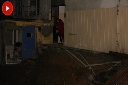 İstanbul Maltepe&#039;de bir binanın giriş merdiveni çöktü