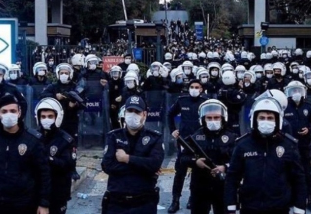 İstanbul Valiliği, Boğaziçi Üniversitesi protestolarına karşı toplantı, gösteri ve yürüyüşleri yasakladı