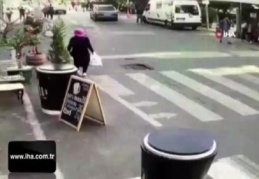 İstanbul'da akıl almaz kaza kamerada