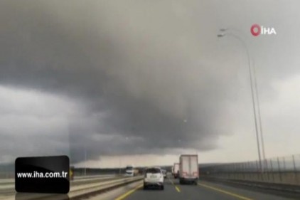 İstanbul&#039;da bulutlar gündüzü geceye çevirdi