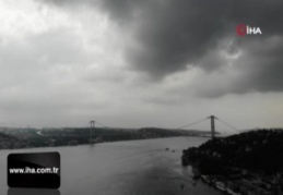 İstanbul'da gökyüzünü kaplayan kara bulutlar havadan görüntülendi