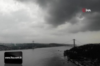 İstanbul&#039;da gökyüzünü kaplayan kara bulutlar havadan görüntülendi