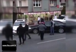İstanbul'da inanılmaz anlar! Otoparkın önünü kapatan araca defalarca çarptı