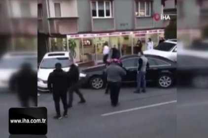 İstanbul'da inanılmaz anlar! Otoparkın önünü kapatan araca defalarca çarptı